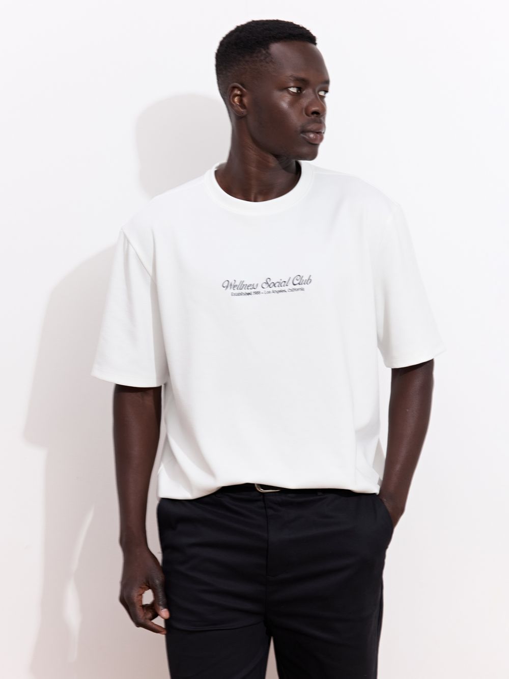 טי שירט עם טקסטורה וריקמה