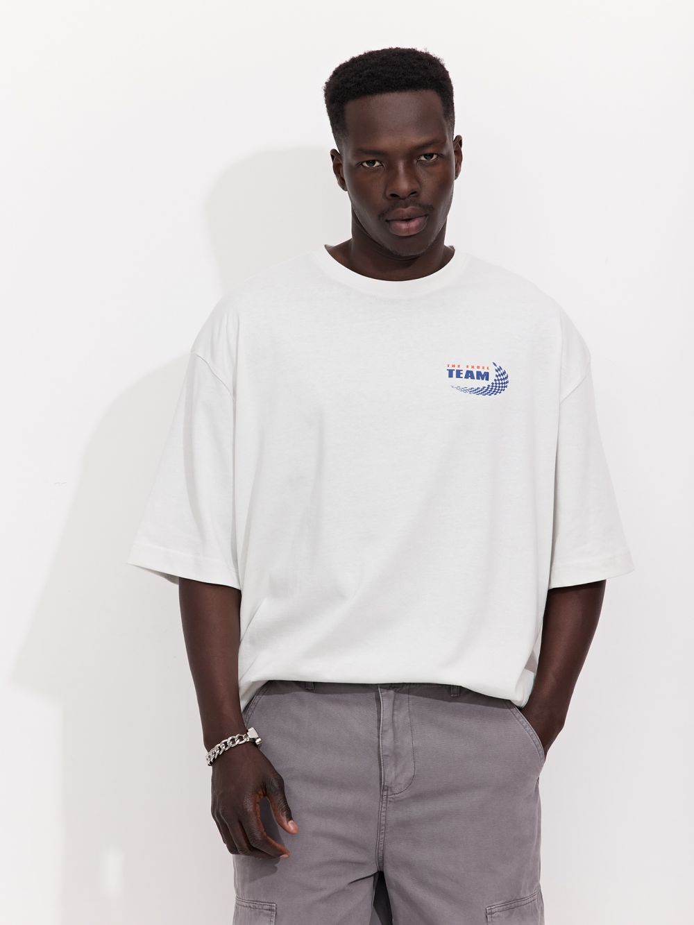 חולצה עם הדפס.