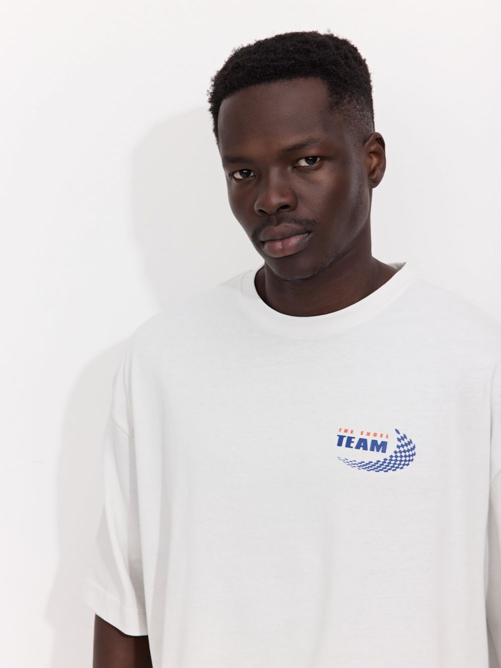 חולצה עם הדפס.