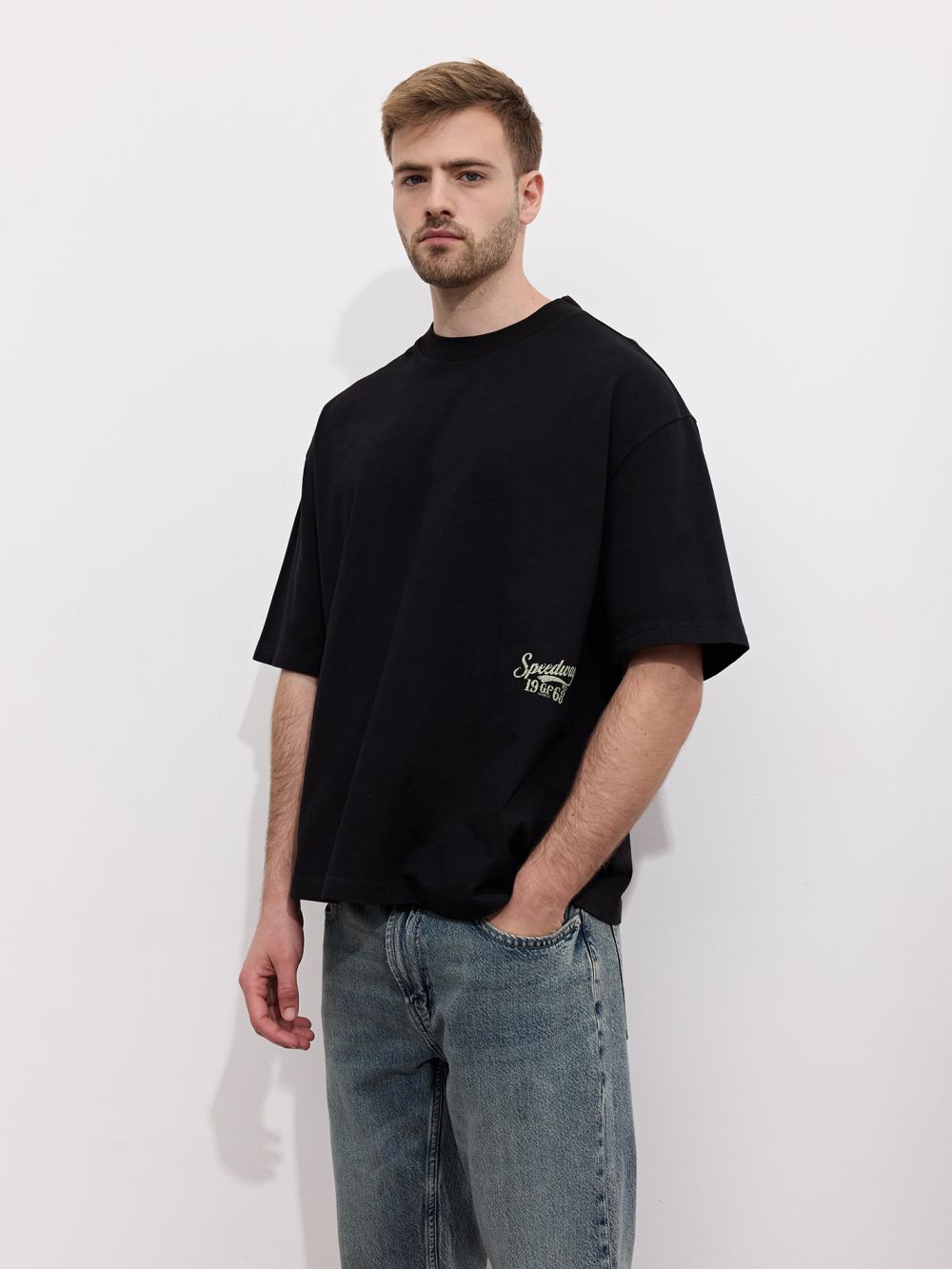 טי שירט שטופה עם דפוס גב