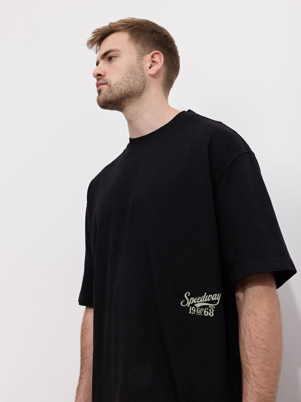 טי שירט שטופה עם דפוס גב