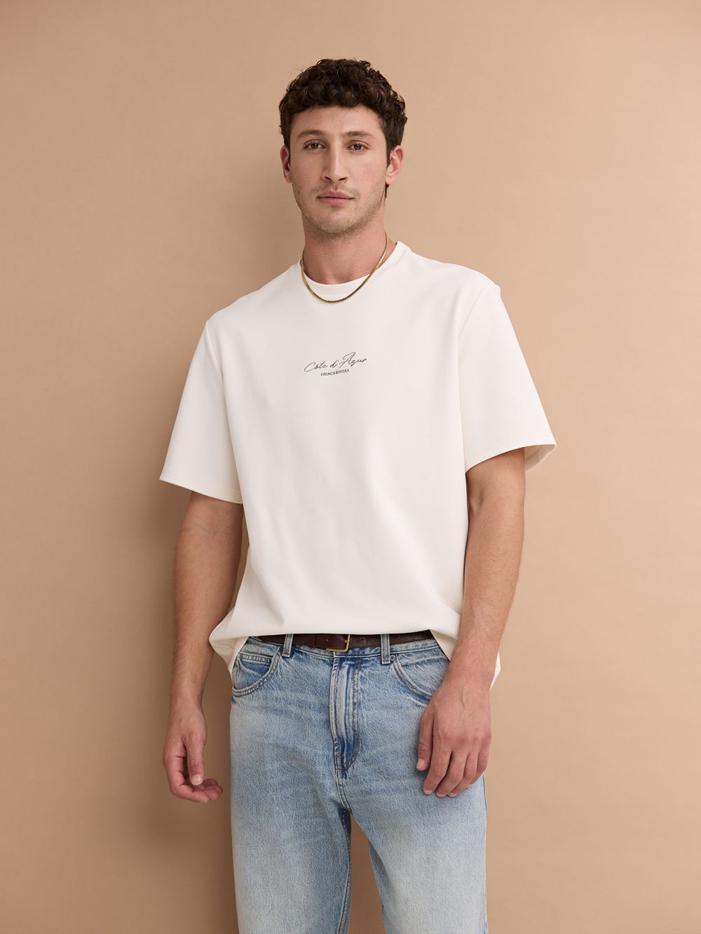 חולצה עם רקמה