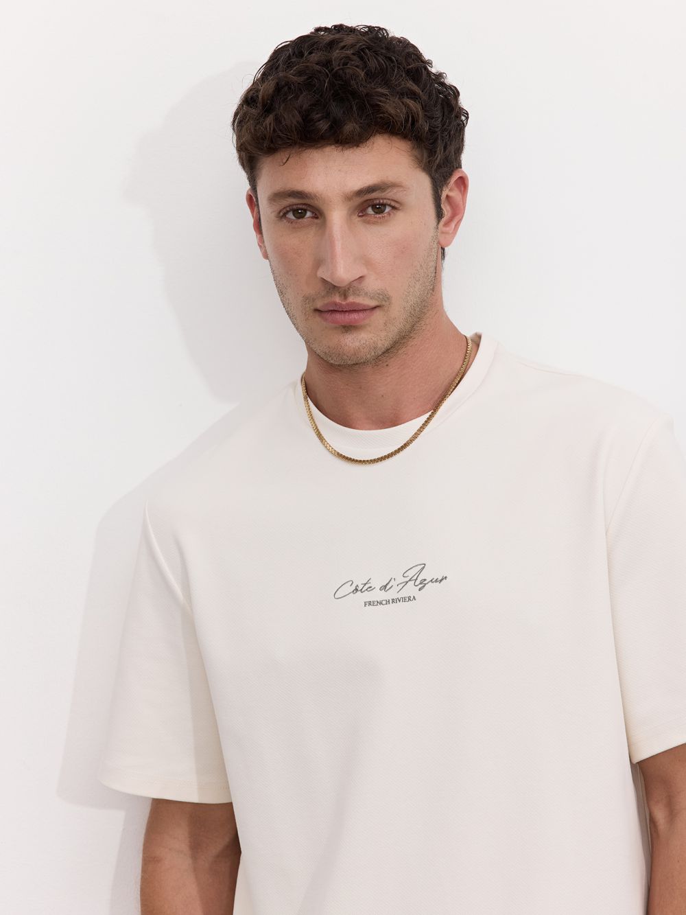 חולצה עם רקמה