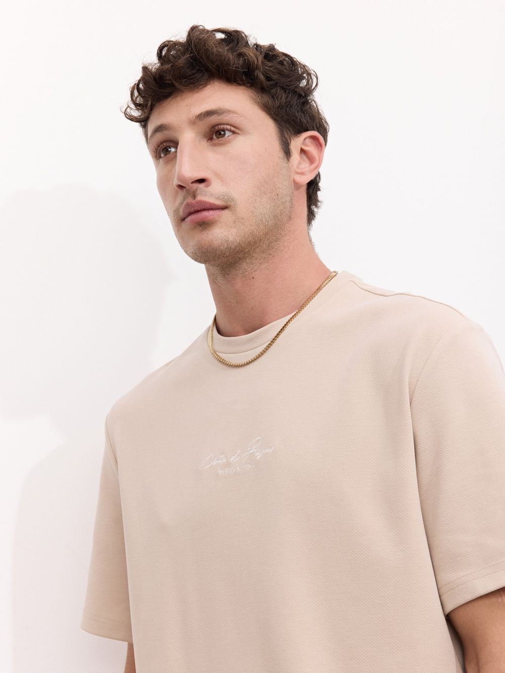 חולצה עם רקמה