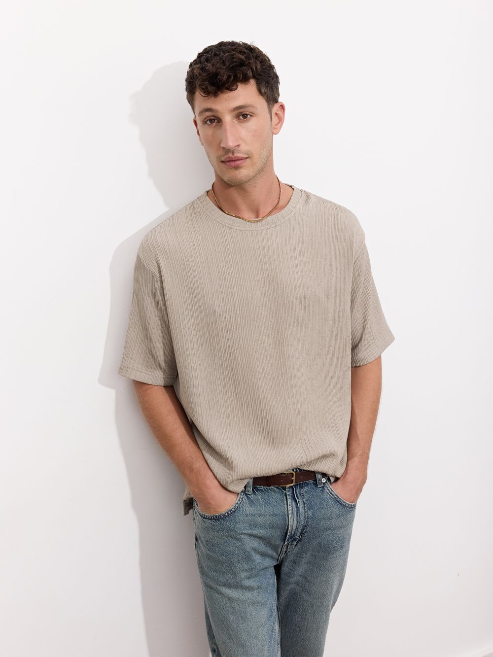 טי שירט עם טקסטורת פסים