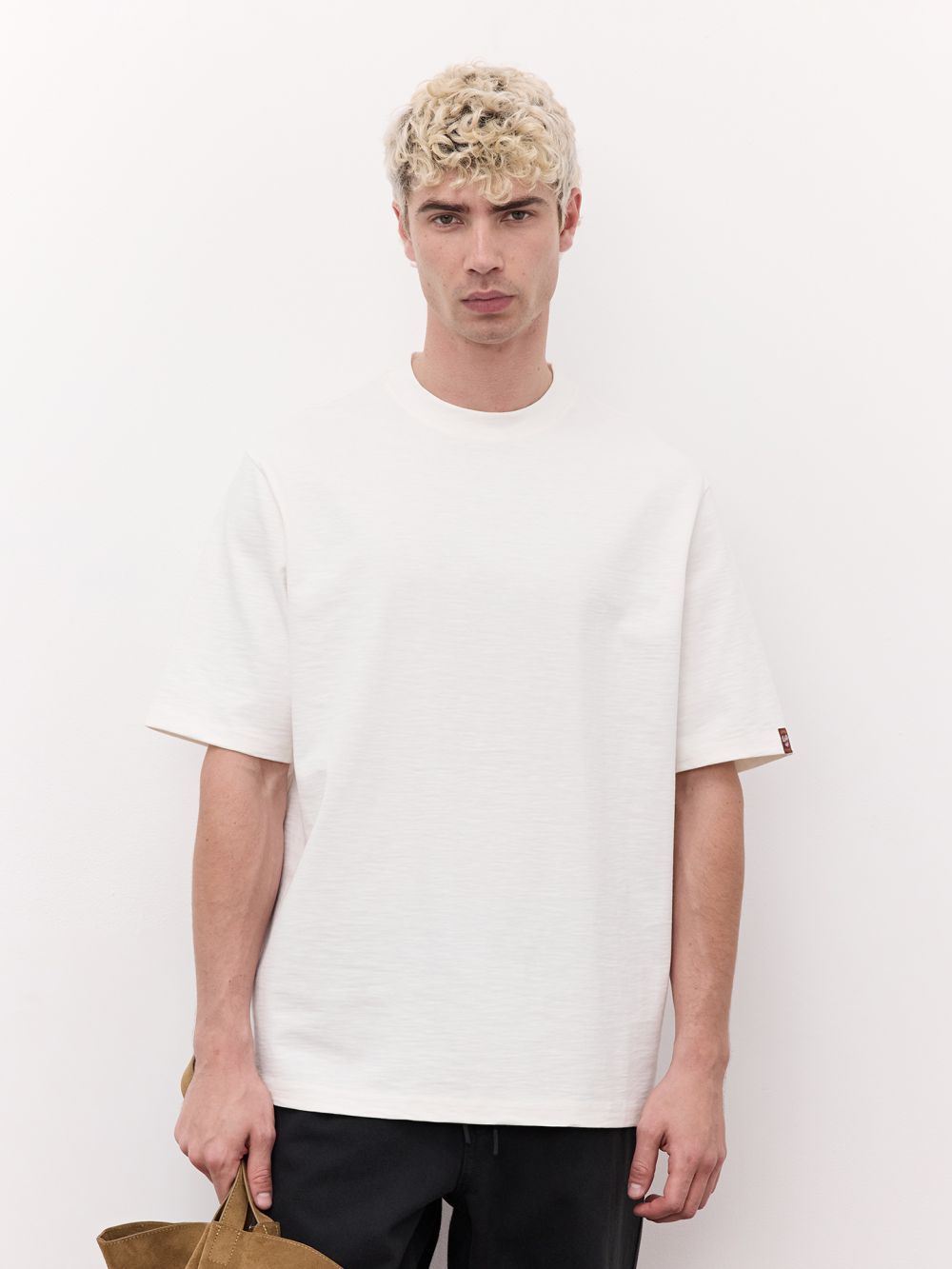 טישירט עם תווית בשרוול