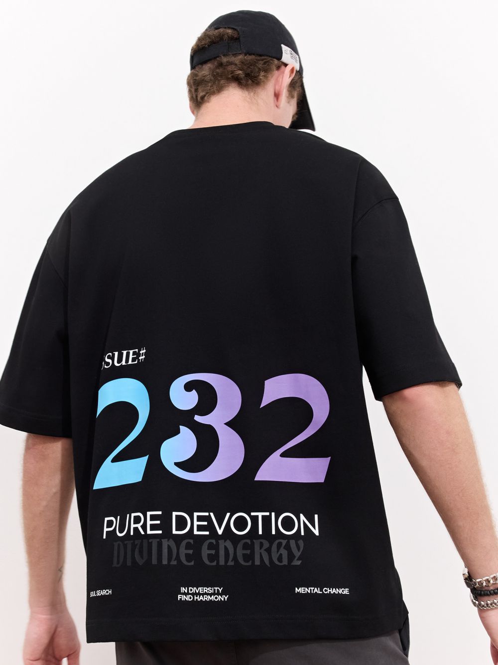 טי שירט עם דפוס גב