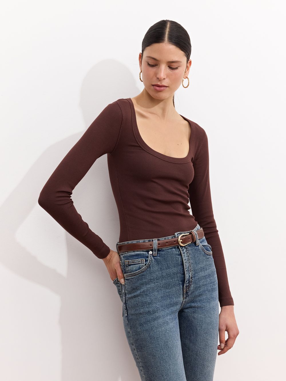 טי שירט ריב מחשוף בצורת U