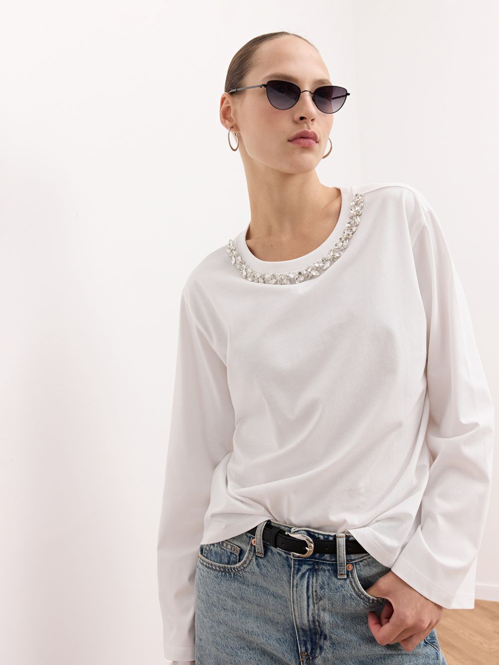 חולצת טי שירט עם שרוולים מתרחבים וצווארון מקושט