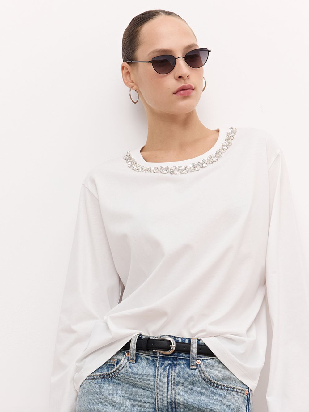 חולצת טי שירט עם שרוולים מתרחבים וצווארון מקושט