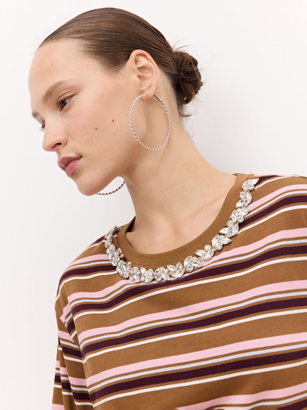 חולצת טי שירט עם שרוולים מתרחבים וצווארון מקושט