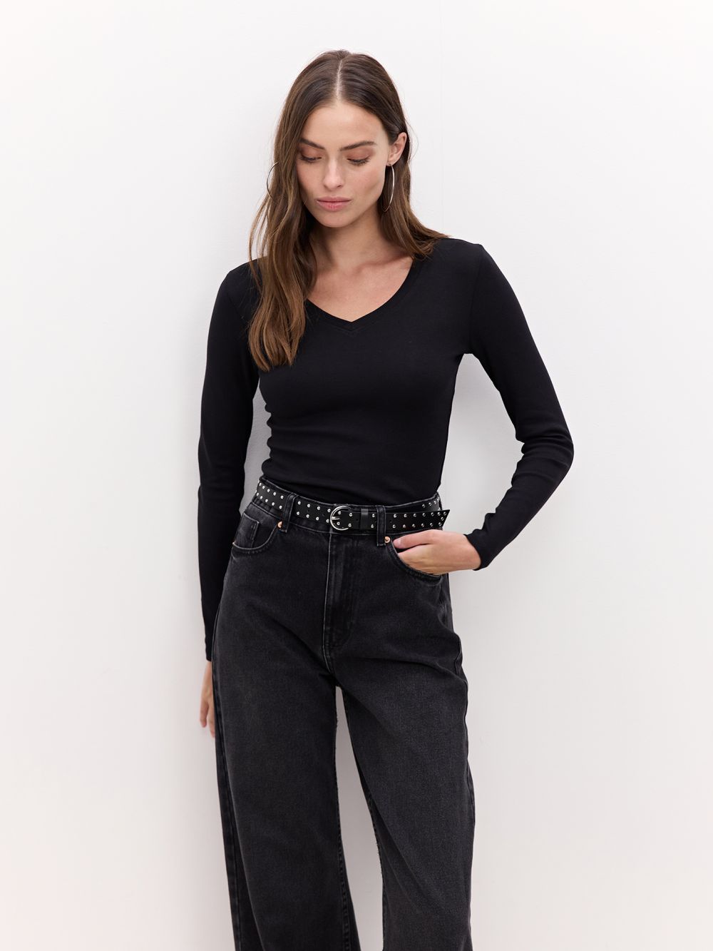 טי שרט עם שרוולים ארוכים וצווארון v