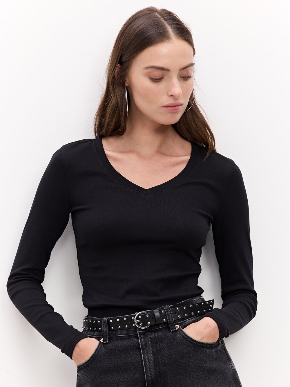 טי שרט עם שרוולים ארוכים וצווארון v