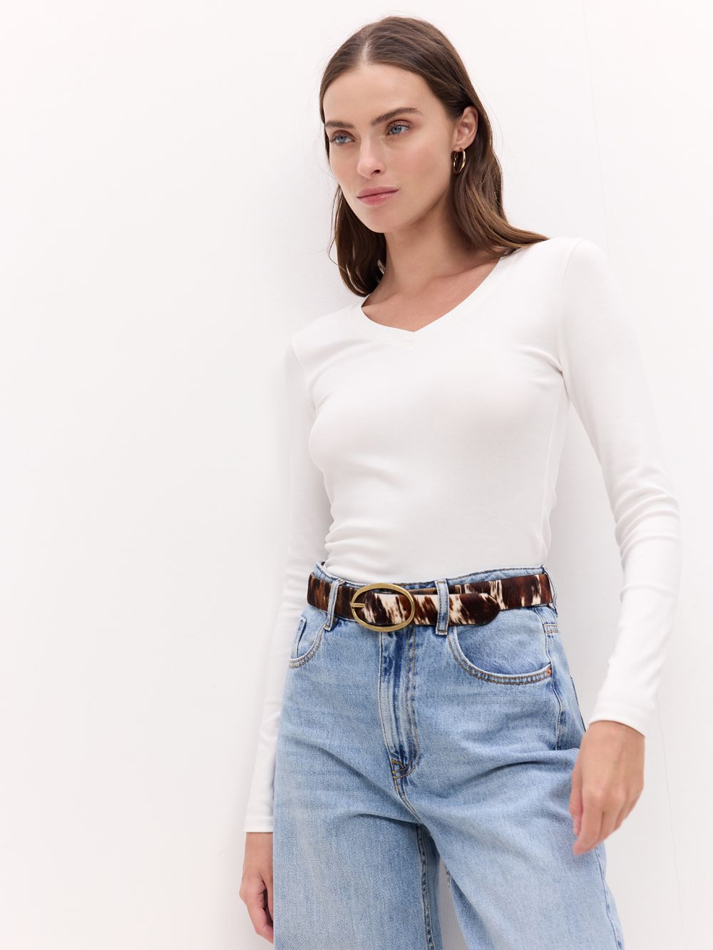 טי שרט עם שרוולים ארוכים וצווארון v