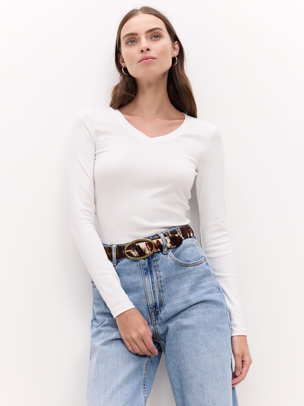 טי שרט עם שרוולים ארוכים וצווארון v