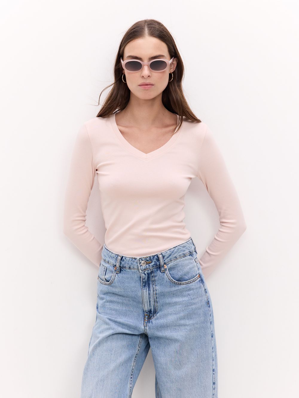 טי שרט עם שרוולים ארוכים וצווארון v