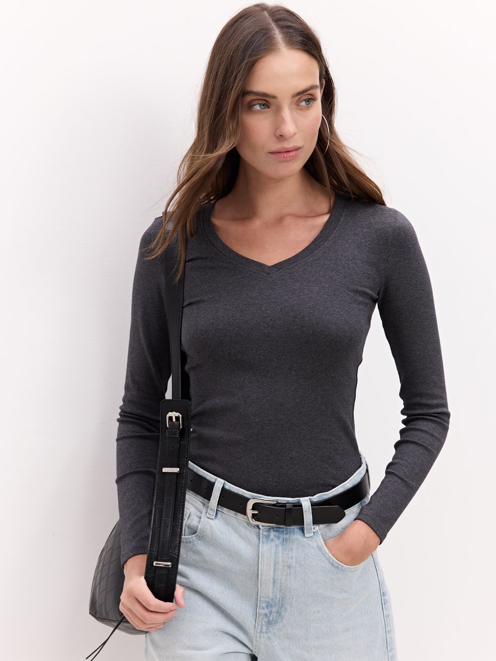 טי שרט עם שרוולים ארוכים וצווארון v