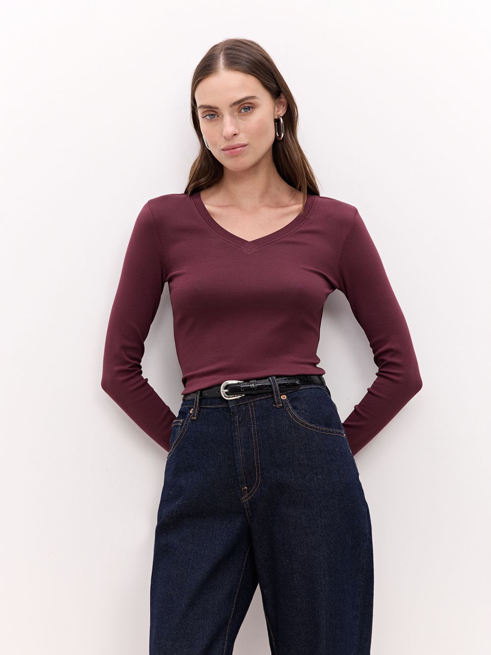 טי שרט עם שרוולים ארוכים וצווארון v