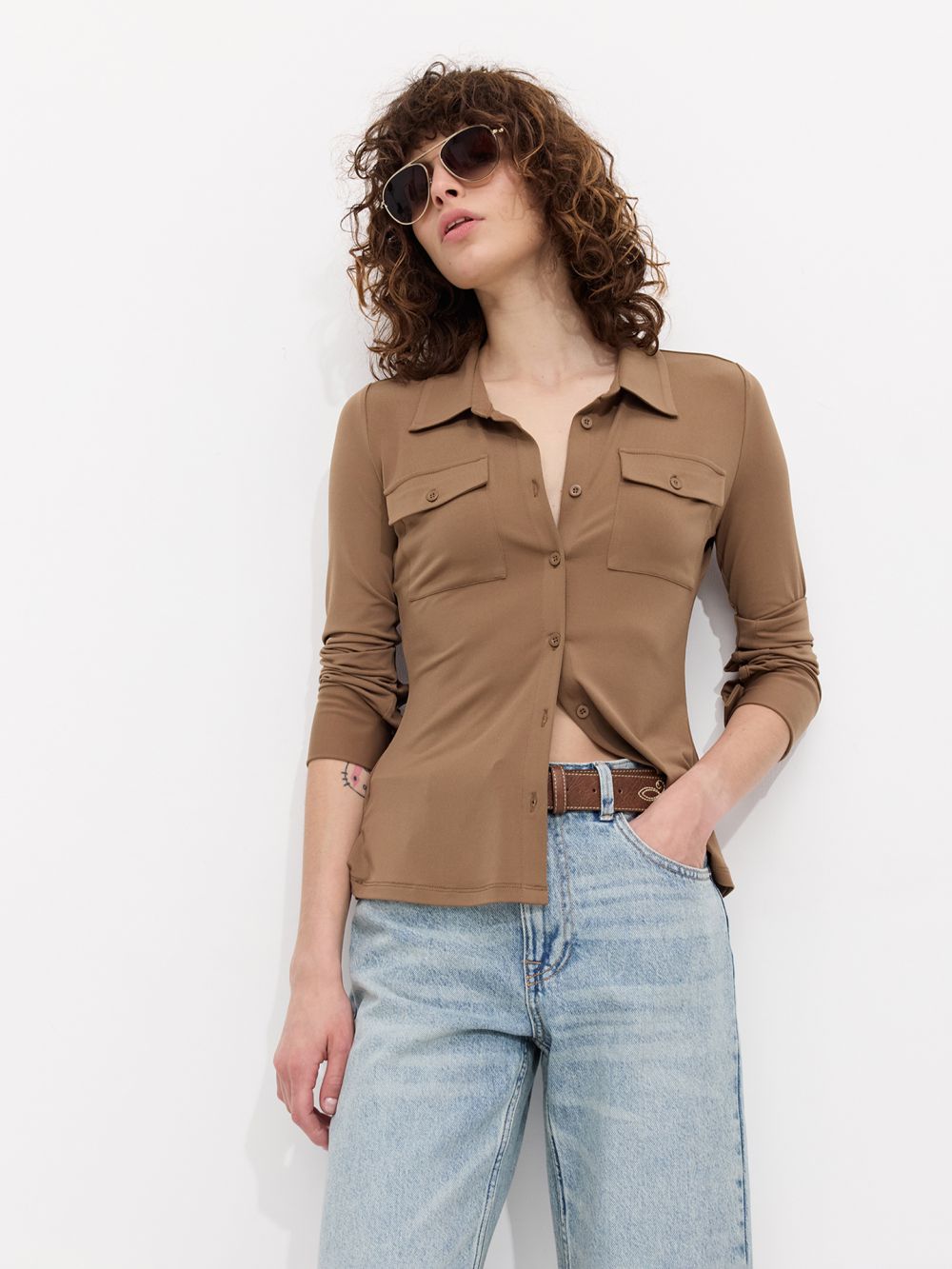 חולצה מכופתרת מבד ג׳רזי נשפך