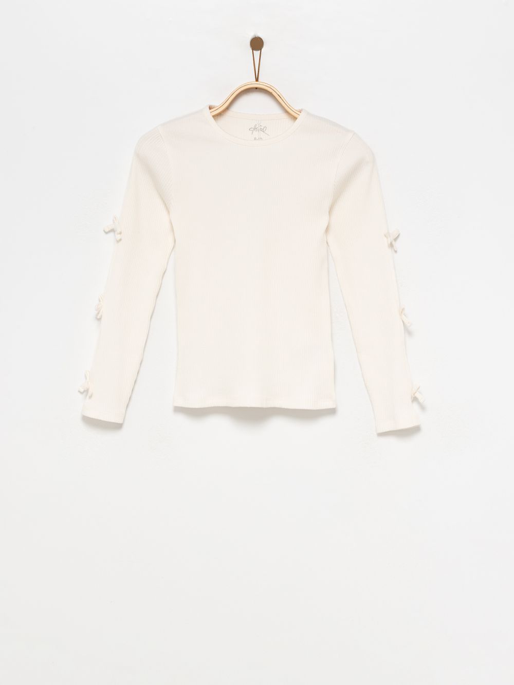 טי ריב עם פתחים בשרוול