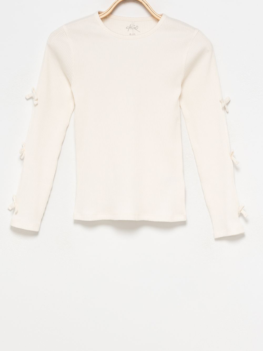 טי ריב עם פתחים בשרוול