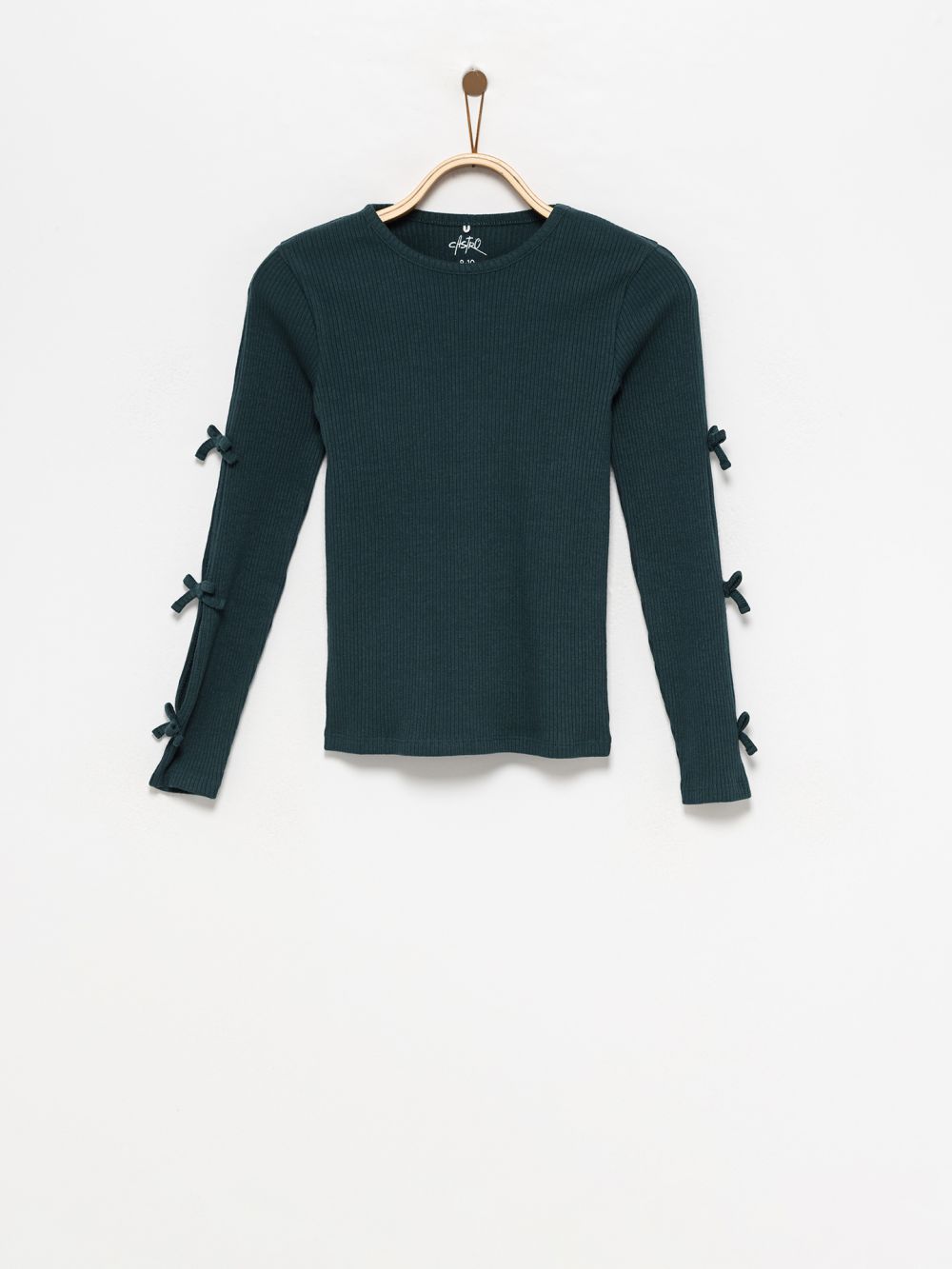 טי ריב עם פתחים בשרוול