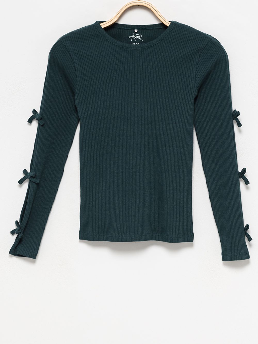 טי ריב עם פתחים בשרוול