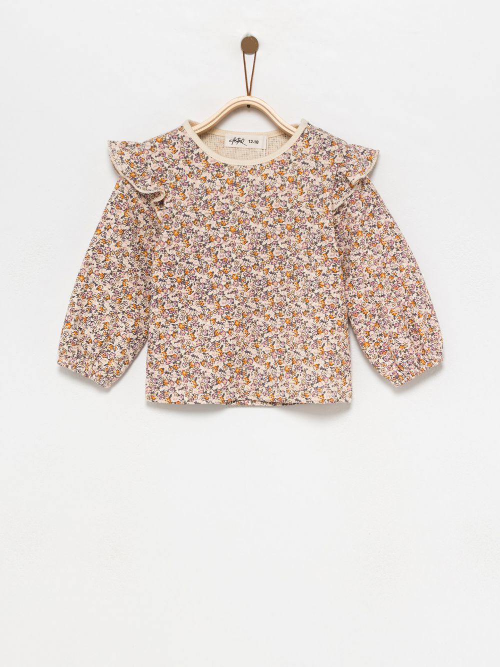 חולצה עם וולן בכתפיים