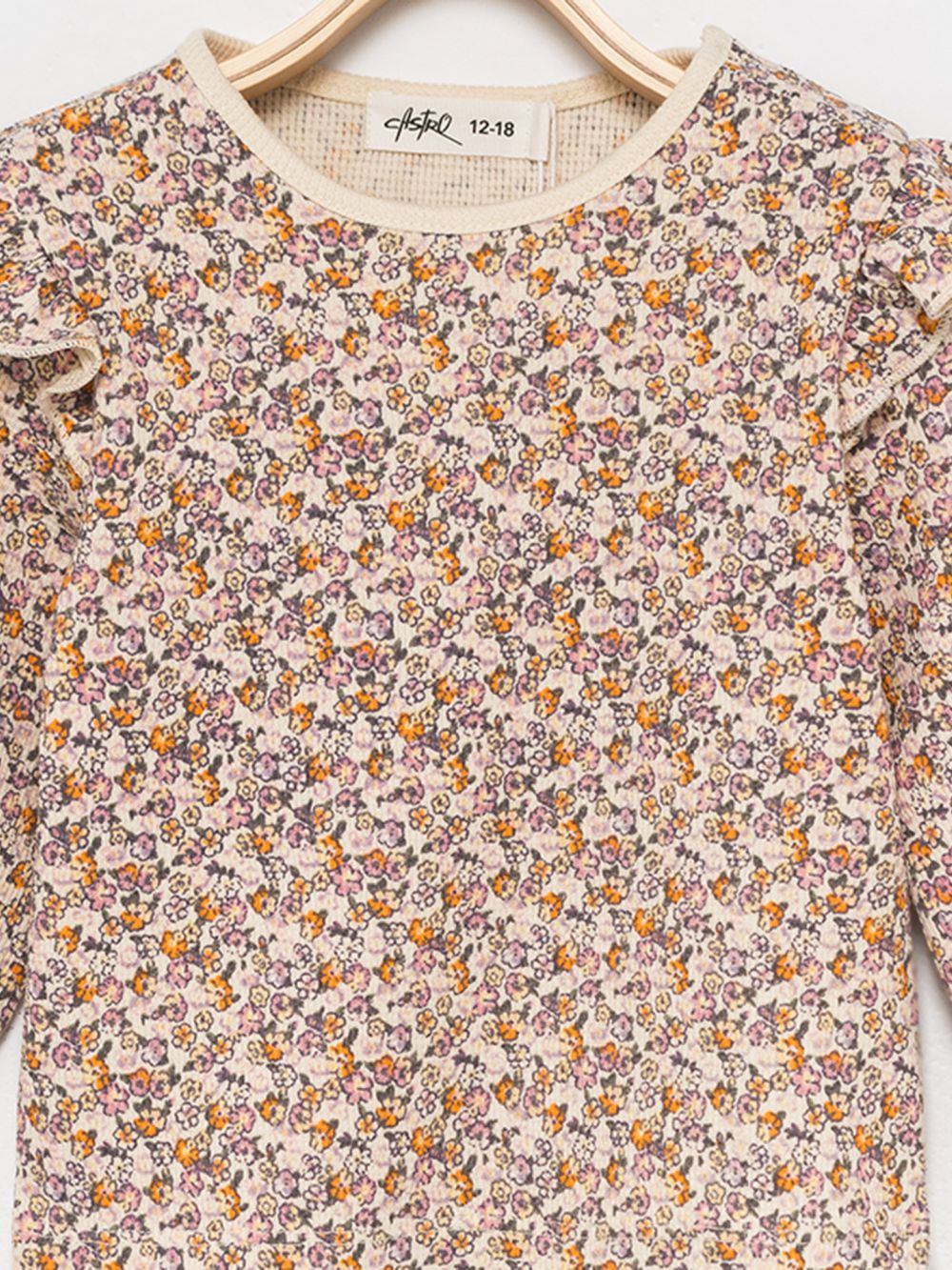 חולצה עם וולן בכתפיים