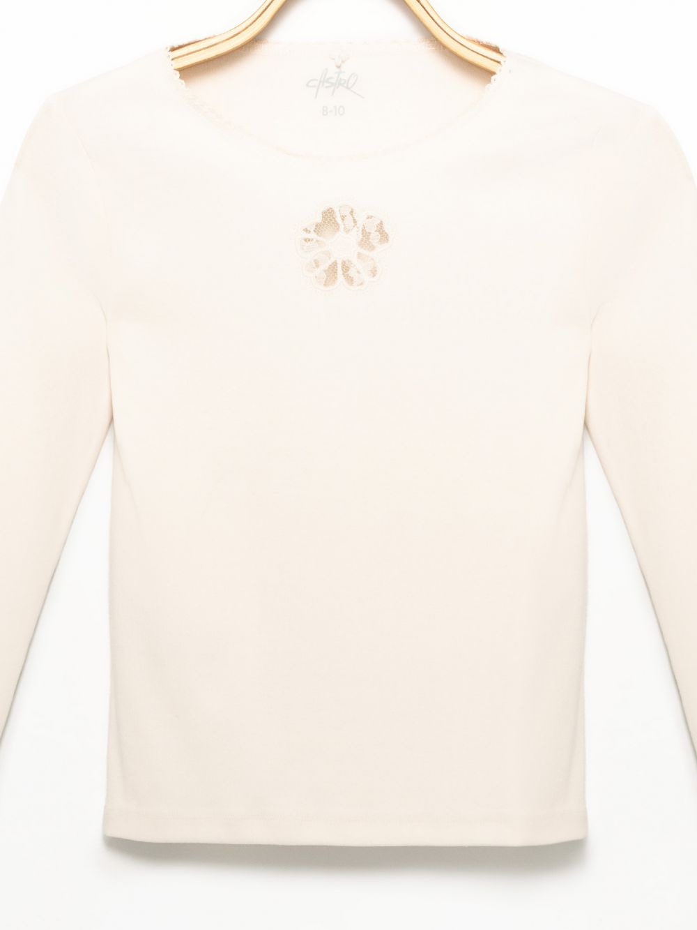 טי עם רקמה פתוחה