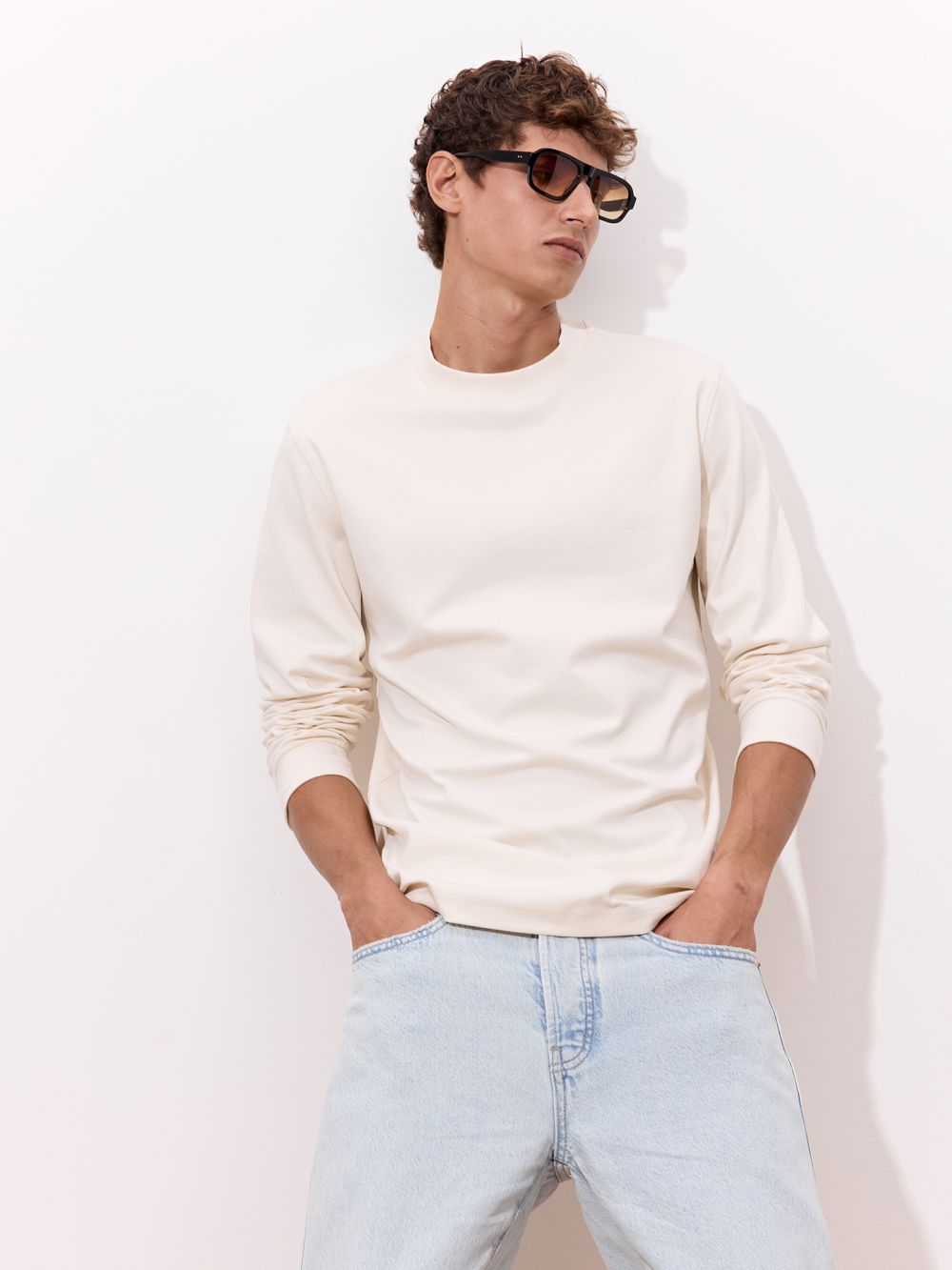 טישרט ארוכה עם צווארון גבוה