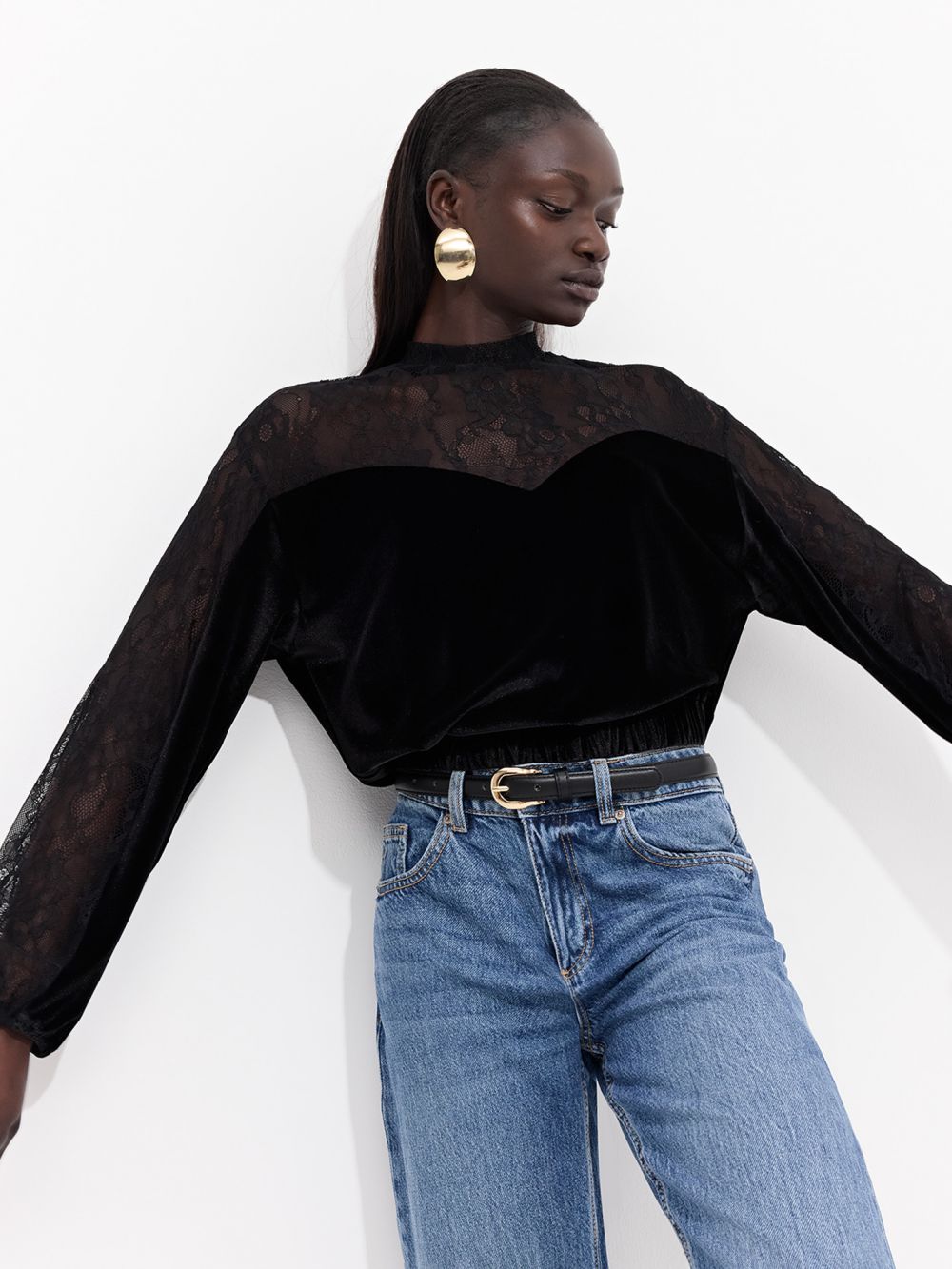 סוויטשירט קטיפה עם תחרה וצווארון גבוה