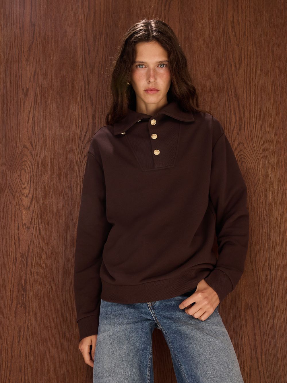 סווטשירט עם כפתורים במראה זהב