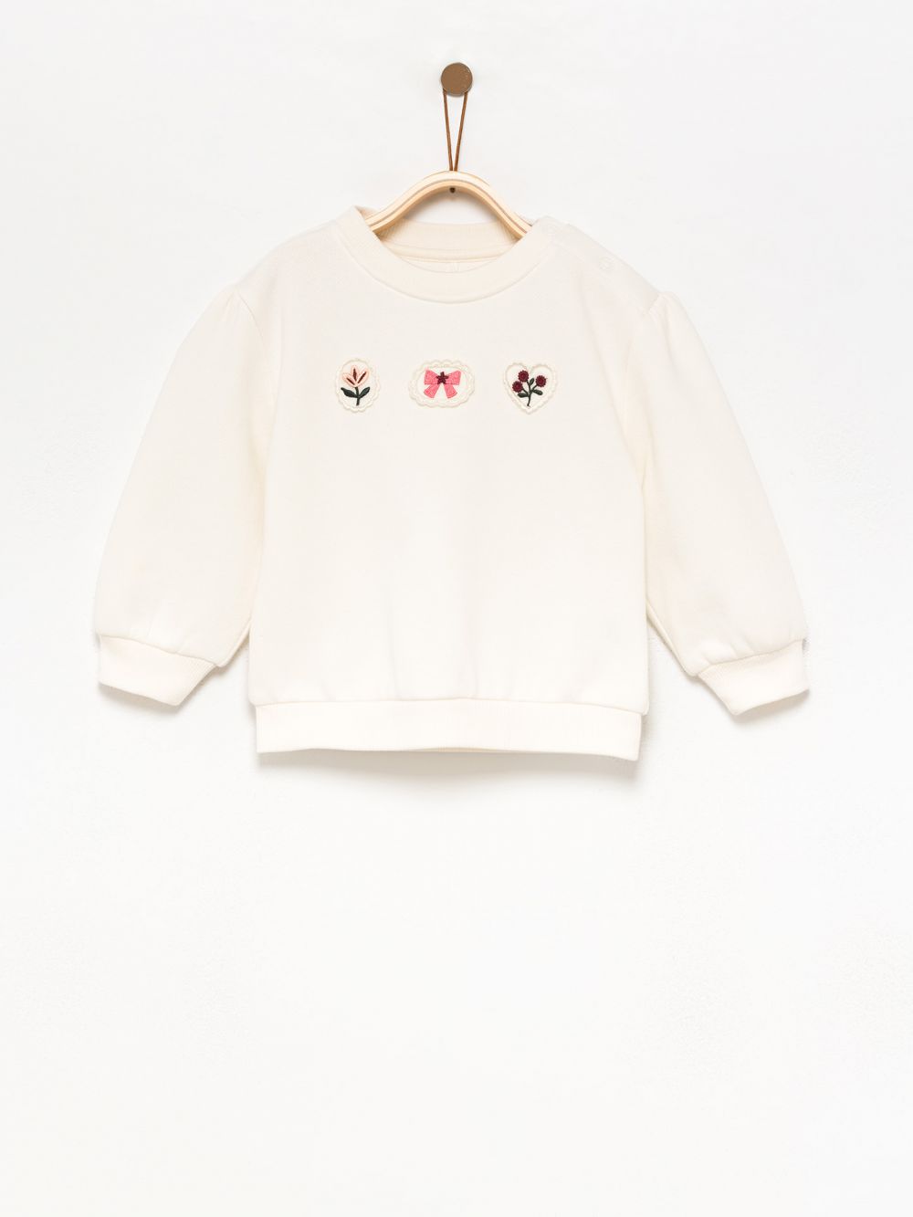 סווטישרט עם רקמה