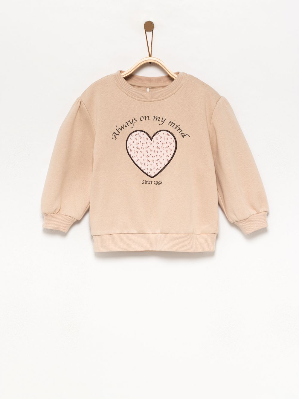 סווטישרט עם רקמה