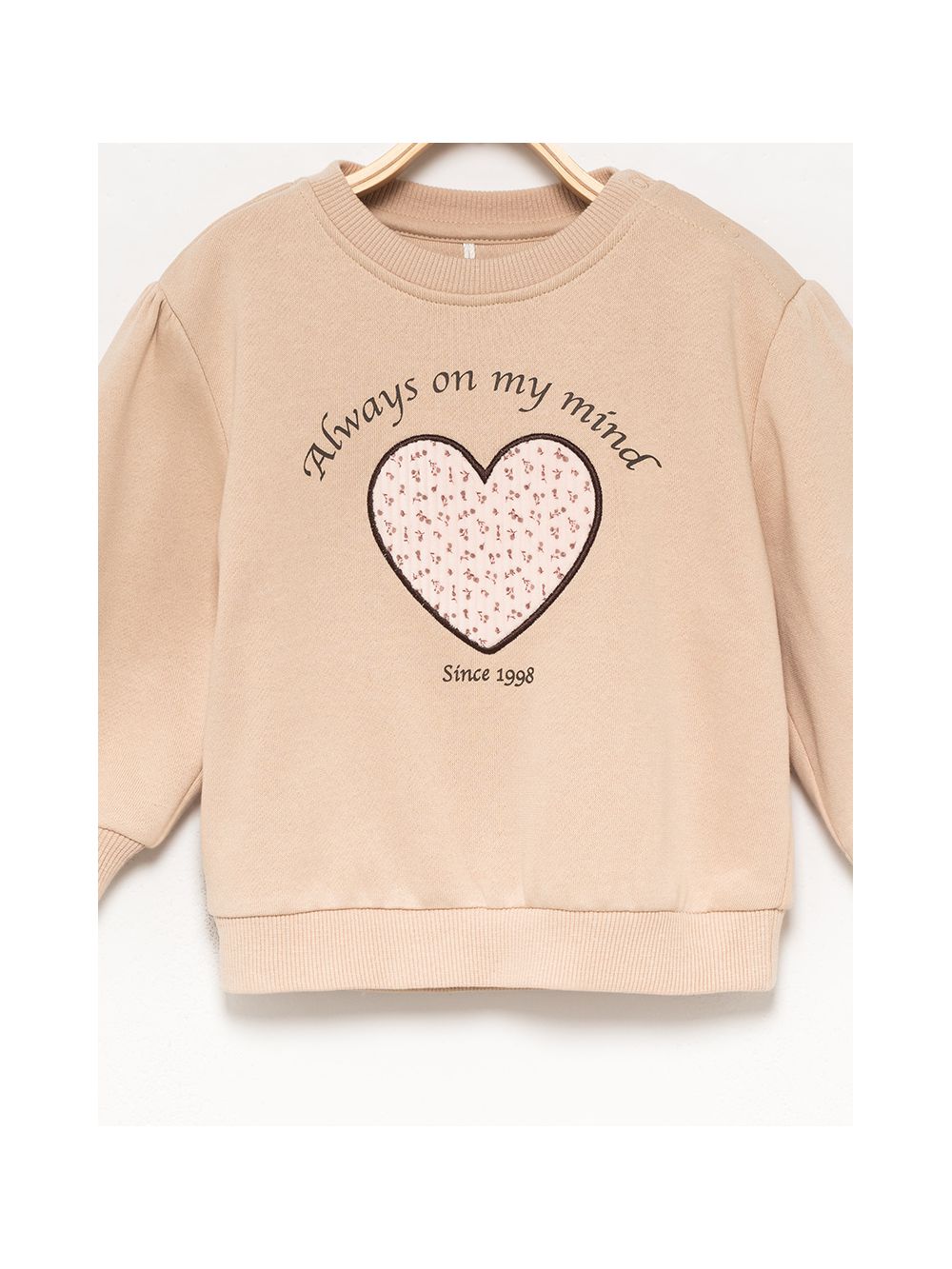 סווטישרט עם רקמה