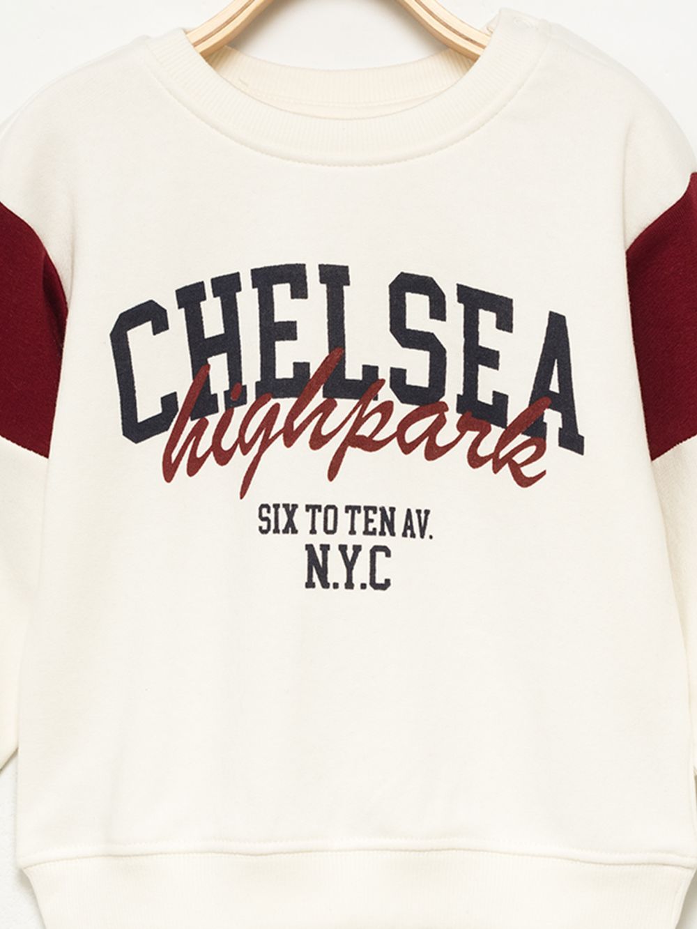 סווטשירט עם כיתוב