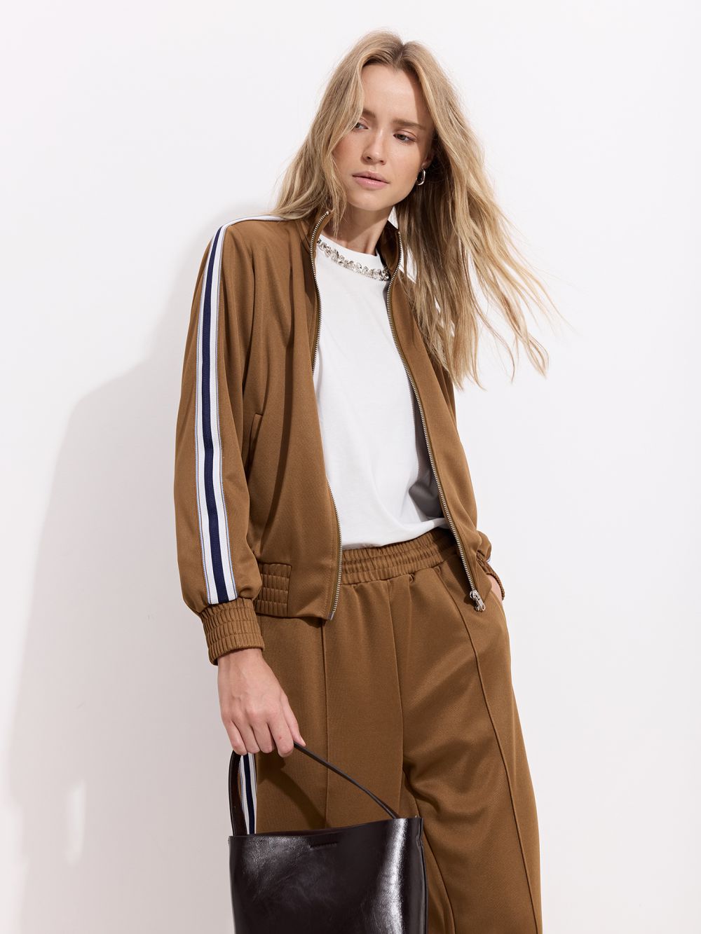 ג׳קט בסגנון Tracksuit