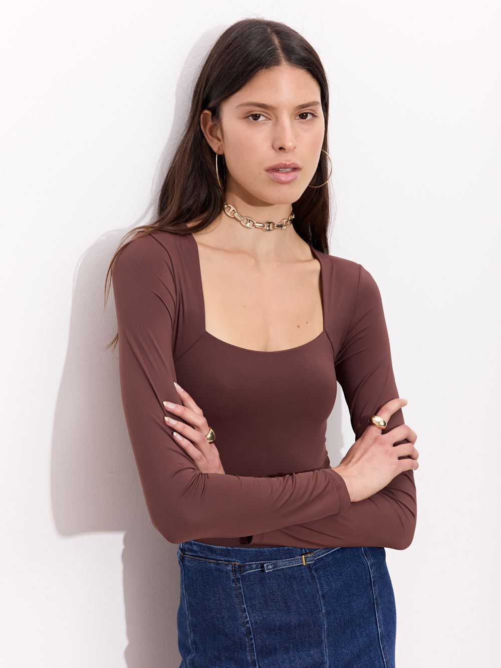 בגד גוף עם מפתח מרובע