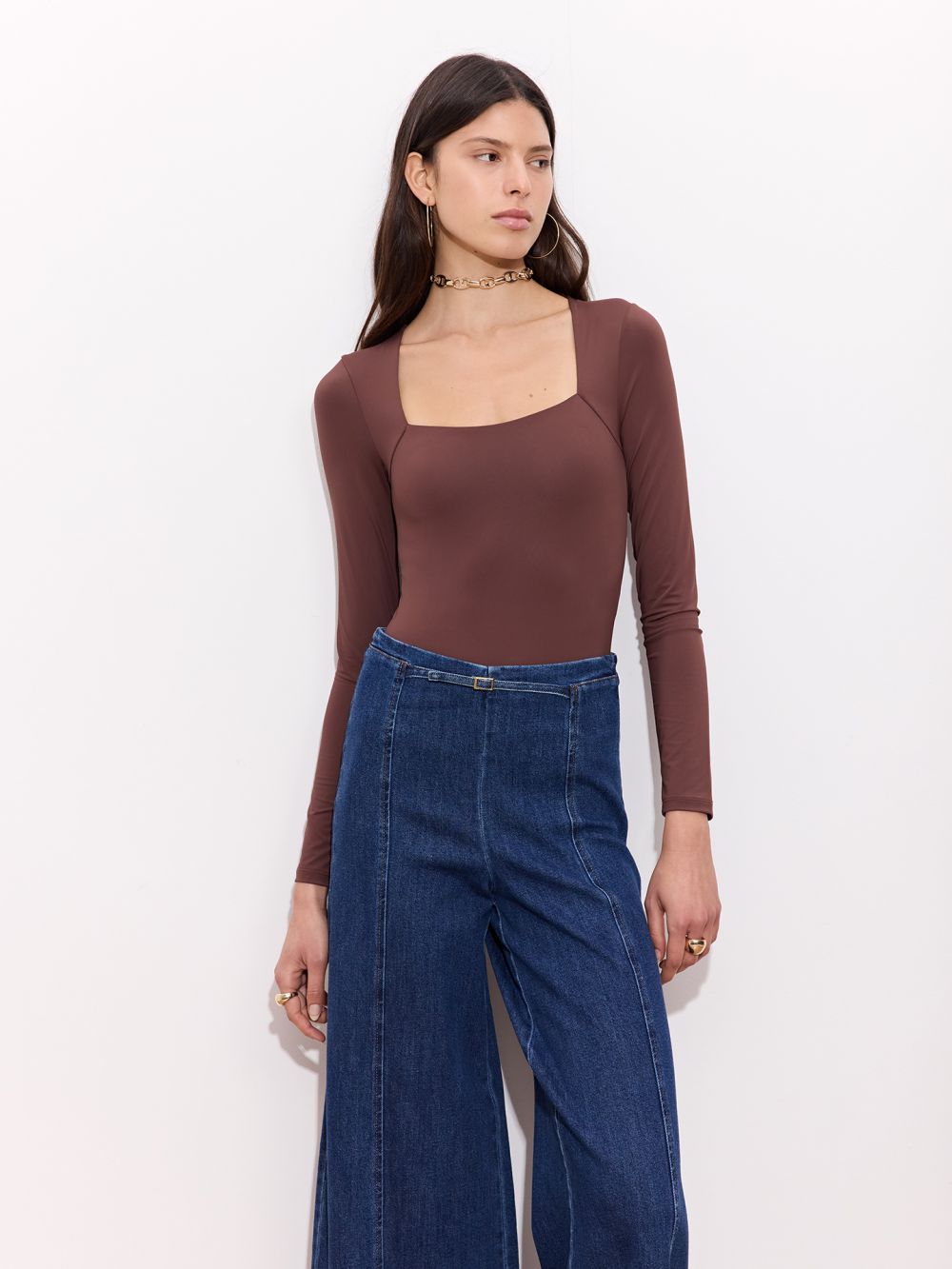 בגד גוף עם מפתח מרובע