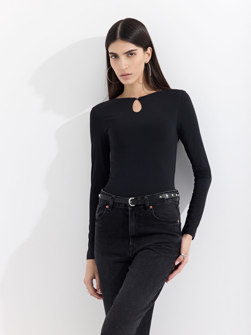 בגד גוף עם שרוולים ארוכים וקאט אאוט