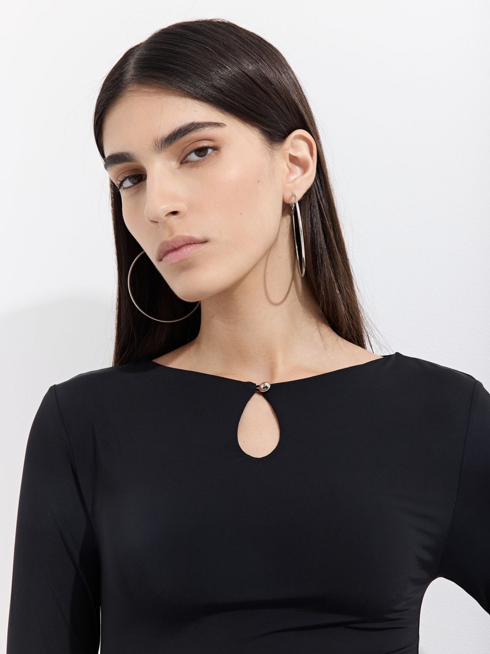 בגד גוף עם שרוולים ארוכים וקאט אאוט