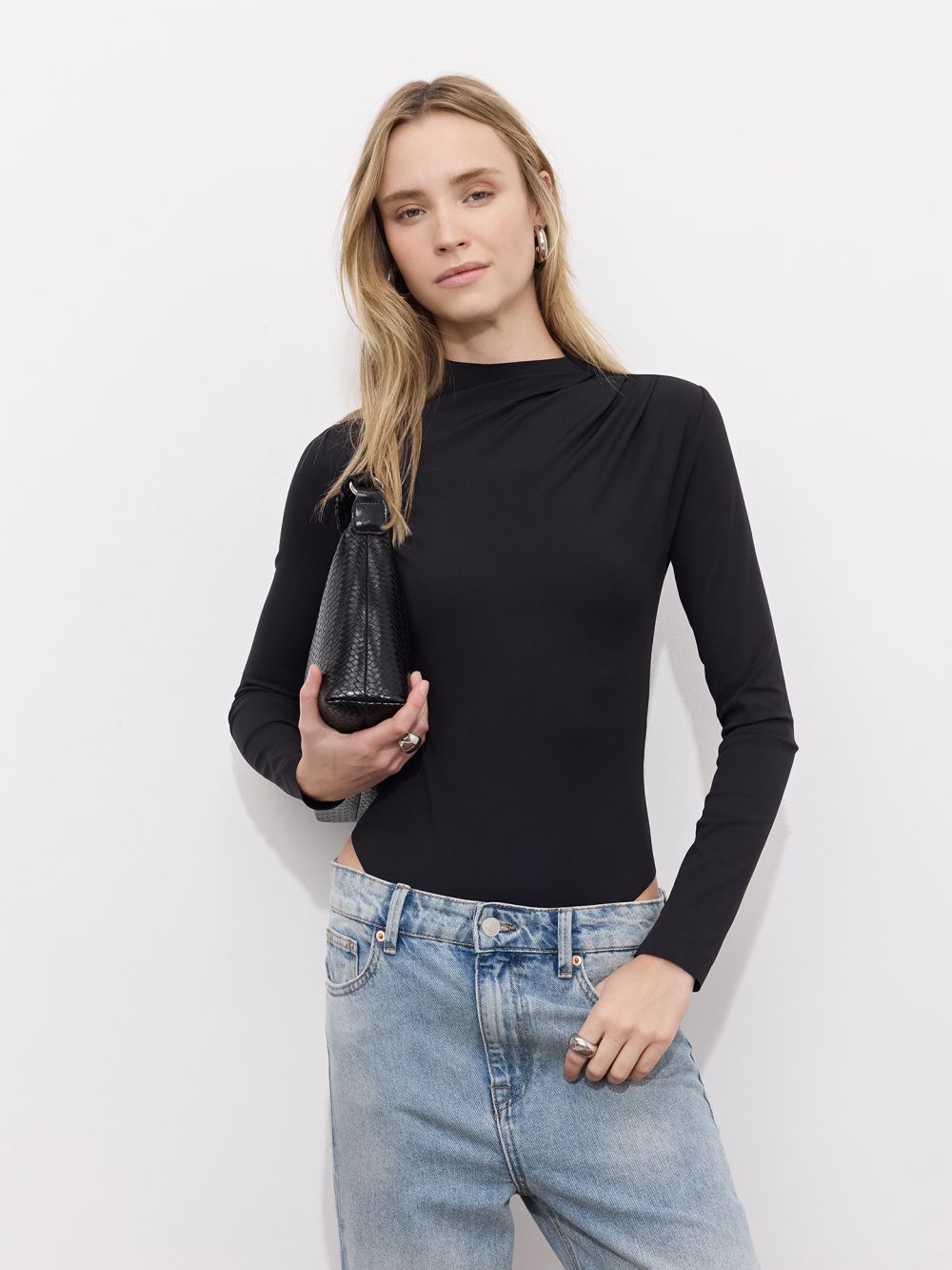 בגד גוף עם כפלים בכתף