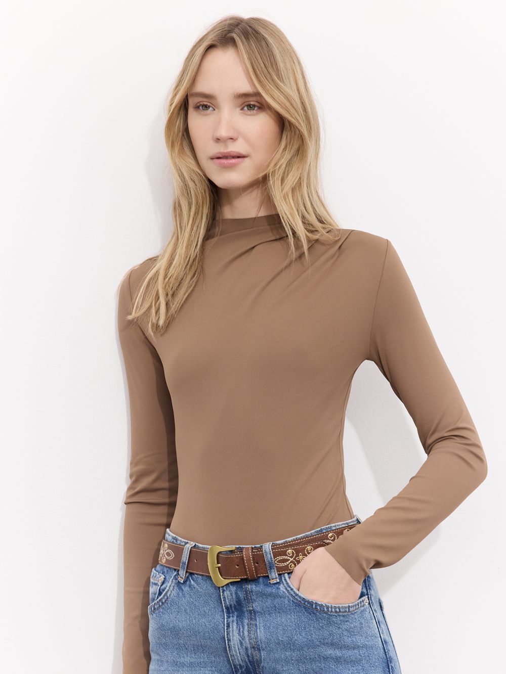 בגד גוף עם כפלים בכתף