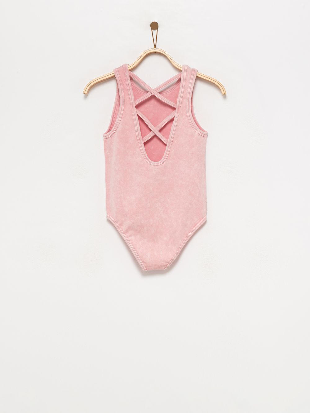 בגד גוף עם איקס בגב