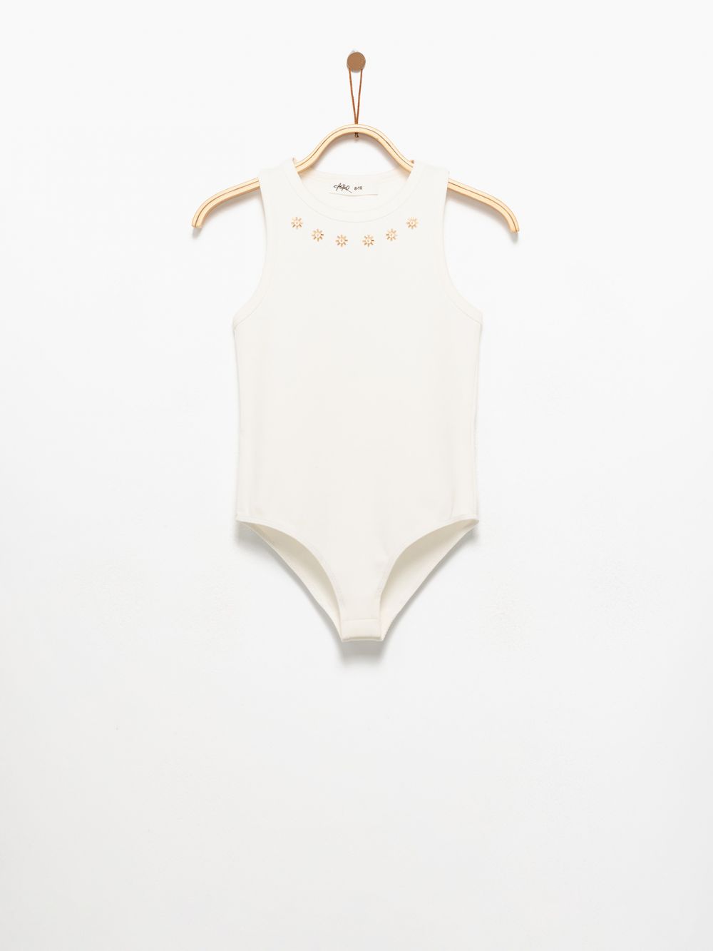 בגד גוף עם עיטור חרוזים