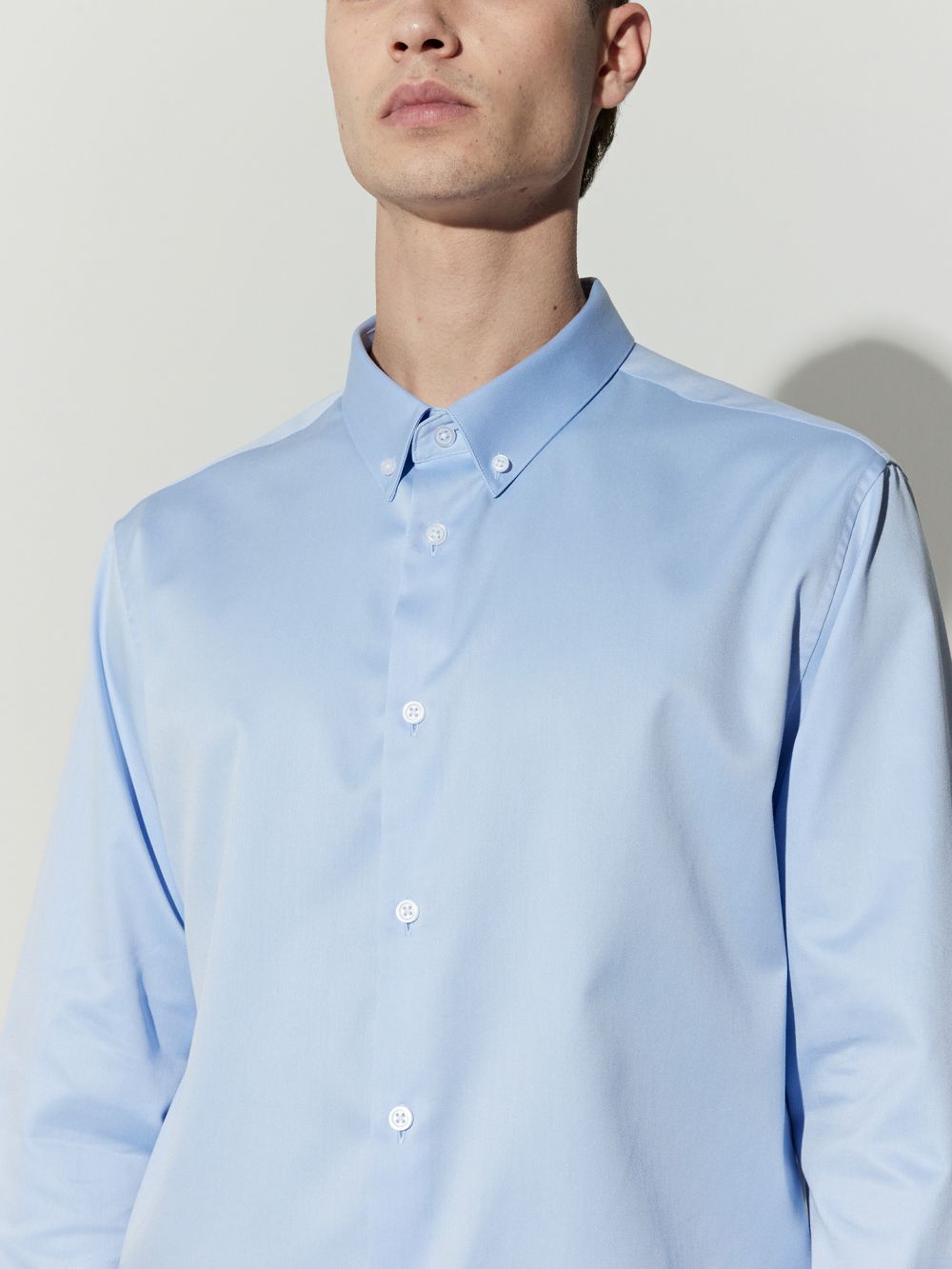 חולצה מכופתרת אל קמט בגזרת REGULAR