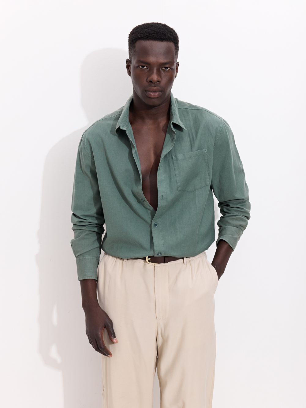 חולצה מכופתרת עם כיס מבד