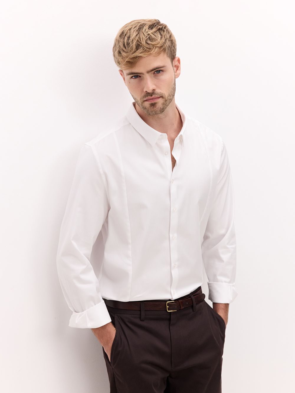 חולצה מכופתרת עם חתכים