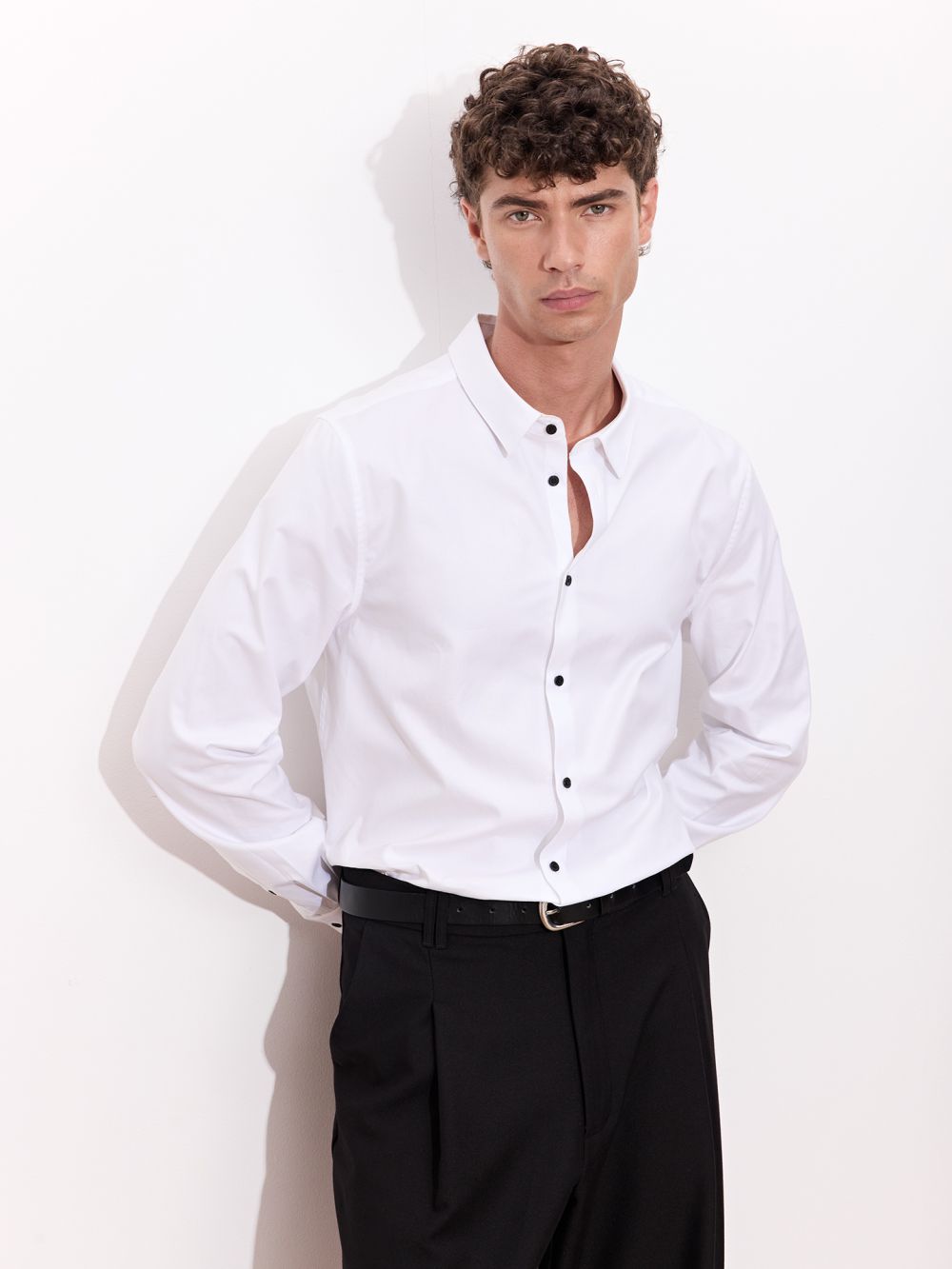 חולצה מכופתרת עם כפתורים שחורים